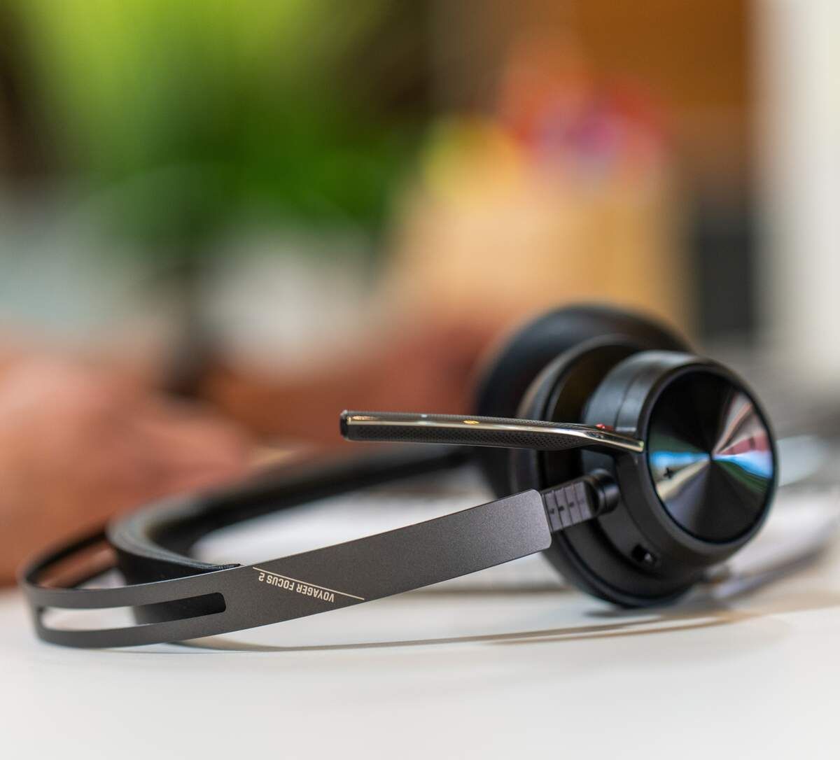 Poly Voyager Focus 2 – Casque Bluetooth + Adaptateur USB + Station de charge